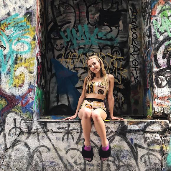 Meet your Posher, Sarina - Picture 1 of 1